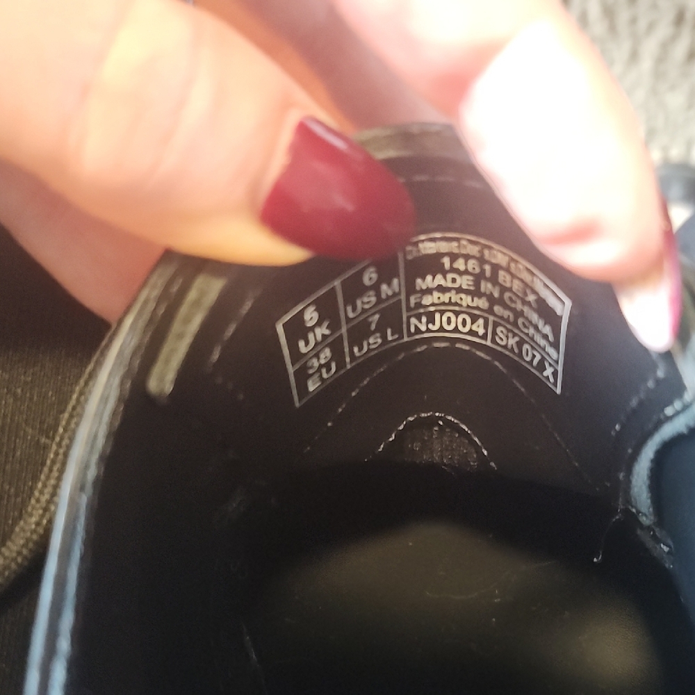 Dr. Martens Unisex Black Leather Shoes Brand New - Picture 2 of 5